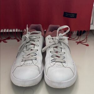 ON women’s THE ROGER ADVANTAGE Sneakers. Worn but in good condition.